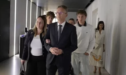 „Én vagyok”- telefonon hívta fel feleségét a fogdából Hankó Balázs, Zsuzsa asszony elmondta, mit vitt magával a börtönbe a fideszes politikus