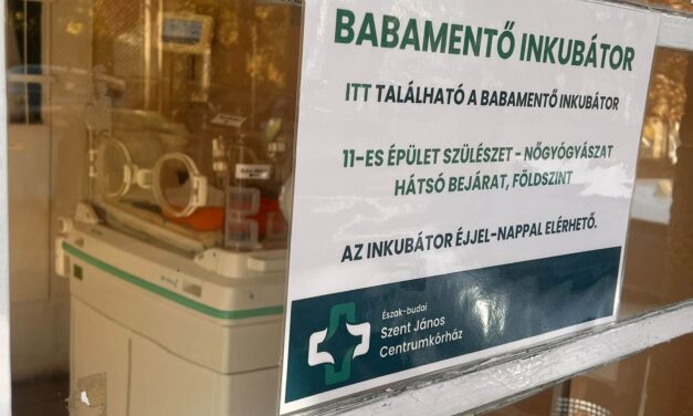 Egy újszülött kislányt helyeztek a budapesti János kórház babamentő inkubátorába