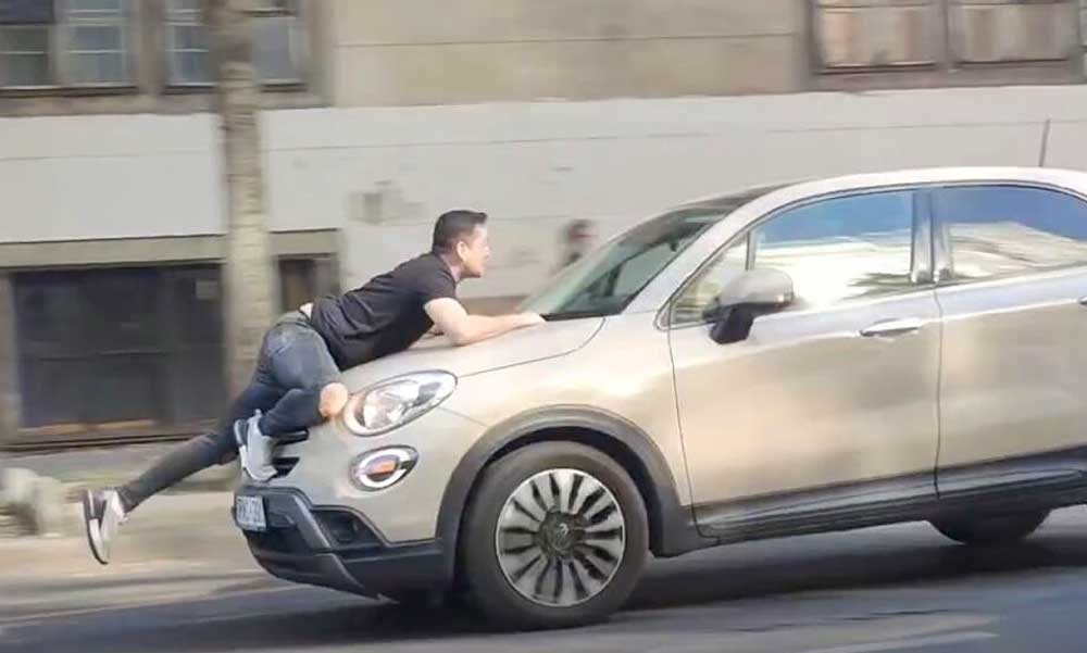 Új fejlemény: Három év börtönt is kaphat az a női sofőr, aki egy koccanás után elvesztette a fejét és a motorháztetőbe kapaszkodó taxissal szuguldozott Budapesten az Üllői úton