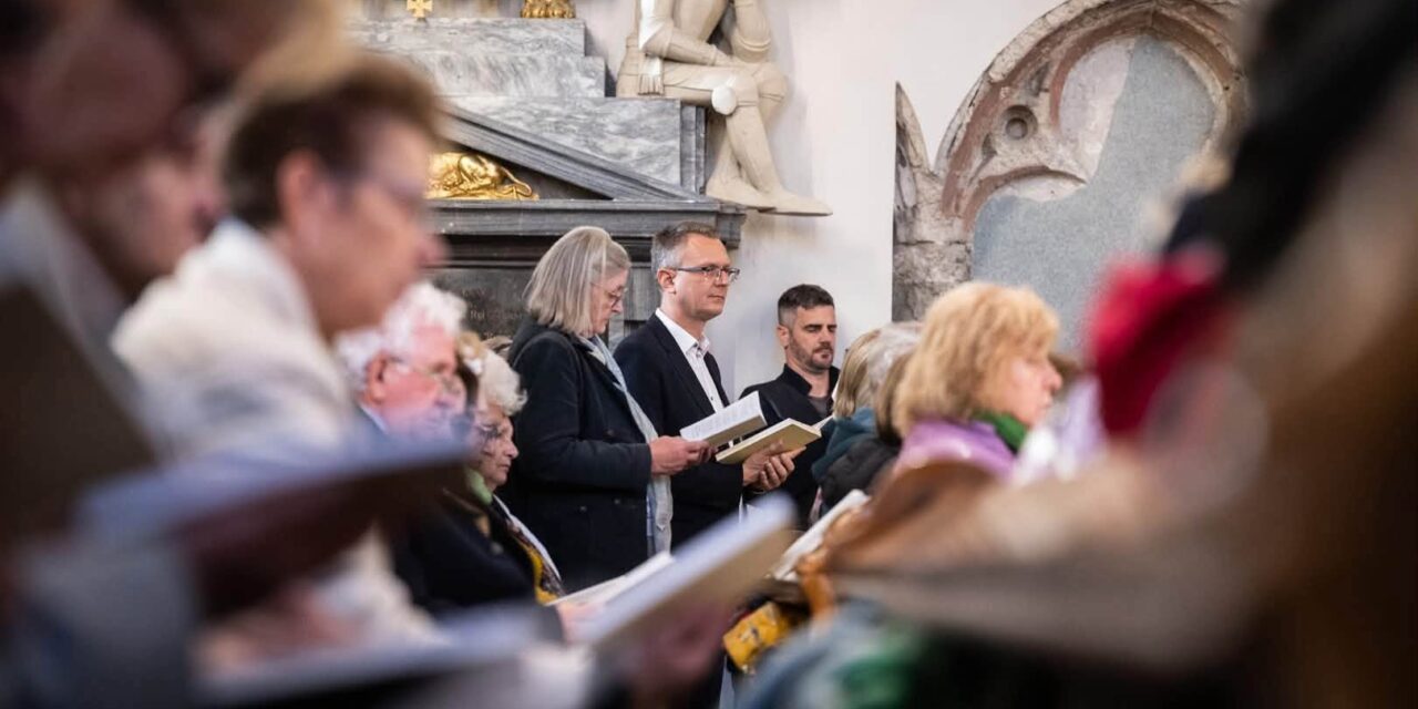 Orbán Viktor édesanyja Hankó Balázs feleségével és Rétvári Bencével együtt imádkozott a letartóztatott ellenzéki politikusokért, akik korrupció és hűtlen kezelés miatt kerültek rács mögé