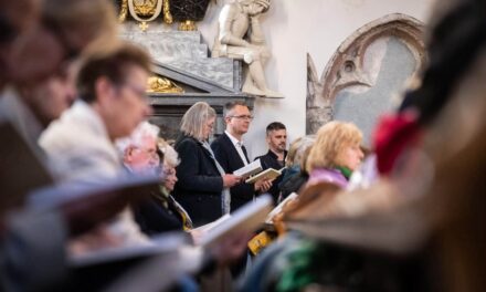 Orbán Viktor édesanyja Hankó Balázs feleségével és Rétvári Bencével együtt imádkozott  a letartóztatott ellenzéki politikusokért, akik korrupció és hűtlen kezelés miatt kerültek rács mögé