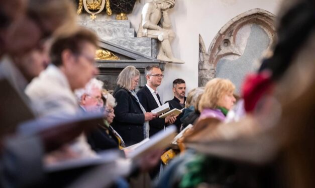 Orbán Viktor édesanyja Hankó Balázs feleségével és Rétvári Bencével együtt imádkozott  a letartóztatott ellenzéki politikusokért, akik korrupció és hűtlen kezelés miatt kerültek rács mögé