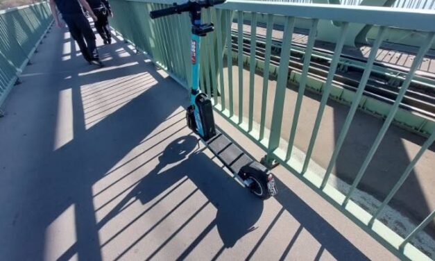 Elektromos rollereket dobáltak a vasúti sínekre Budapesten, súlyos tömegszerencsétlenséget akadályoztak meg a rendőrök