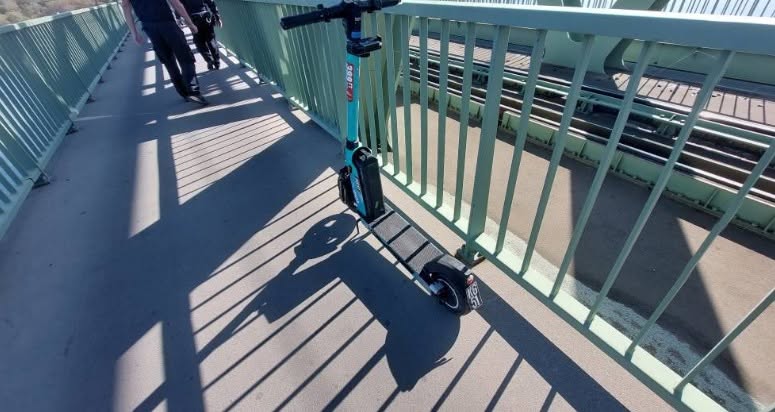 Elektromos rollereket dobáltak a vasúti sínekre Budapesten, súlyos tömegszerencsétlenséget akadályoztak meg a rendőrök